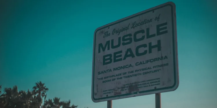 Learn how you can lose fat and gain muscle effectively using science-backed strategies. Discover the best nutrition, workouts, and recovery methods for successful body recomposition.